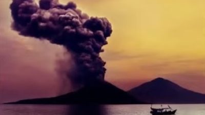 Anak Krakatau Meletus Hingga 3 KM, Warga Dilarang Mendekat!