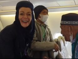 Kisah Lucu Abah Juhani Yang Ingin Turun Pesawat Dicegah Pramugari Cantik, Begini Kisahnya