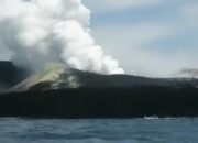 Gunung Anak Krakatau 24 Kali Erupsi