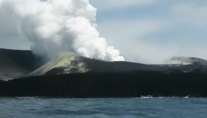 Gunung Anak Krakatau 24 Kali Erupsi