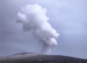 Anak Krakatau Erupsi 3 Kali, Abu Vulkanik Setinggi 2000 Meter
