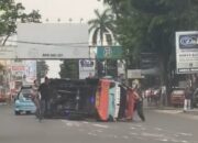 Diduga Balapan, 1 Angkot Hantam Fortuner, 1 Terguling Ditengah Jalan
