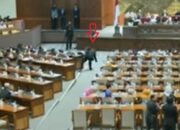 Momen Dede Yusuf Nyaris Terjatuh Saat Hendak Serahkan Pandangan Fraksi Demokrat ke Menkes