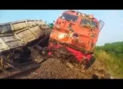 BREAKING NEWS Tabrak Fuso, Lokomotif Kereta Kuala Stabas Anjlok Dari Rel