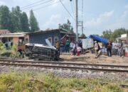 Mobil Tertabrak Kereta, Sopir dan Dua Siswa Dirawat