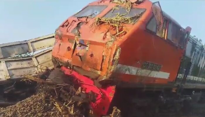 Sopir Fuso Tebu Tak Lihat KA Kuala Stabas Hendak Melintas