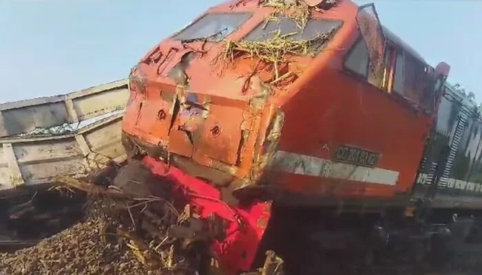 Sopir Fuso Tebu Tak Lihat KA Kuala Stabas Hendak Melintas