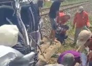 Breaking News : Bawa Tiga Siswa SMP Pulang Sekolah, Mobil Tertabrak Kereta Api