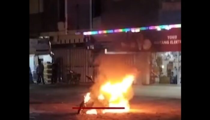 Warga Panik Sepeda Motor Ludes Terbakar