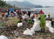 10 Ton Sampah di Pantai Kabarti Dibersihkan