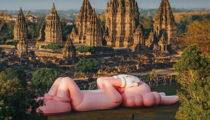 KAWS:HOLIDAY Hadir di Prambanan, Siapa Kaws dan Tujuannya Berlibur ke Indonesia?