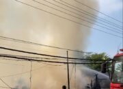 Panglong Kayu Terbakar Hebat, Dua Mobil Hangus Dilalap “Si Jago Merah”