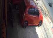 Diseruduk Minibus, Pemotor Terkapar di Jalan