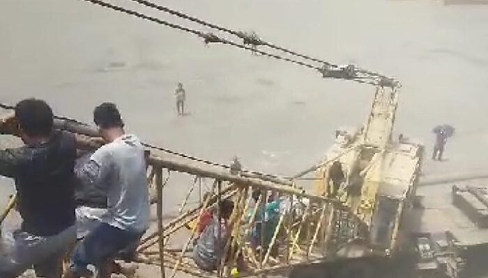 Dramatis : Penumpang KMP Mutiara Berkah I Dievakuasi Gunakan Tangga Crane Mobil Proyek