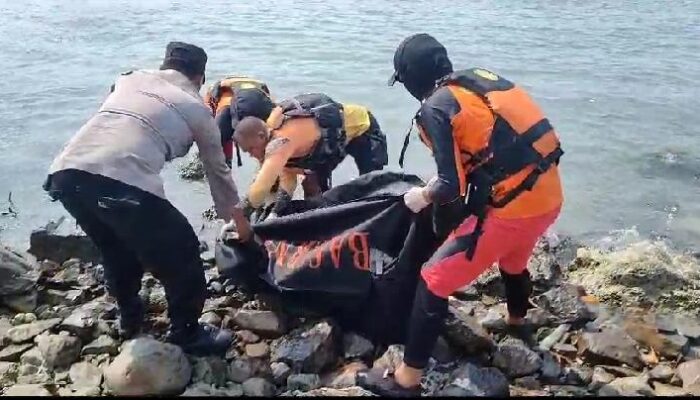 Tim Gabungan Basarnas Evakuasi Jasad Tanpa Kepala Di Pantai Penobaan Lamsel