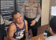 VIRAL ! Video Mewek Pria Bertubuh Kekar di Kantor Polisi, Ternyata Kehilangan Putra