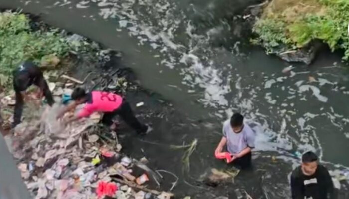 Aksi Terpuji Santri Ponpes Riyadhus Sholihin, Bersihkan aliran Way Awi Dari Tumpukan Sampah