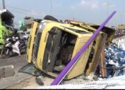 Fuso Muatan Sagu Ngeblong Hantam Truk Pembawa Kaca, Jalan By Pass Macet Parah