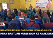 Program Atensi Rehabilitasi Sosial, Komang Koheri Serahkan Bantuan Kursi Roda Ke Anak Difabel