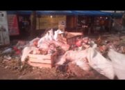 Sampah Busuk Menggunung Di Pasar Bukit Kemuning