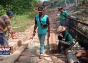 Warga Gotong Royong Perbaiki Jembatan