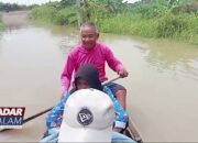 Pelajar Berangkat Sekolah Gunakan Perahu Kayu