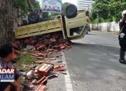 BANDAR LAMPUNG:  Insiden Kecelakan LAalu Lintas Hindari Pemotor, Truk Genteng Terbalik