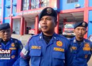 KILAS LAMPUNG : Tugas Tim  Damkarmat Evakuasi Kepala Balita Terjepit Kaleng Biskuit