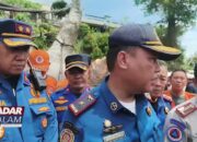 BANDAR LAMPUNG : Pohon Randu Raksasa Timpa Mobil, Korban Luka Berat