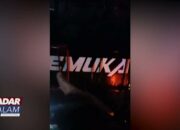 Pedagang Nasi Goreng Berjuang Lawan Arus Banjir