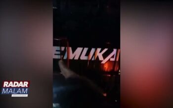 Pedagang Nasi Goreng Berjuang Lawan Arus Banjir