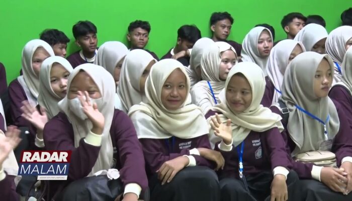 Siswa SMK Darunajah Kunjungi Radar TV