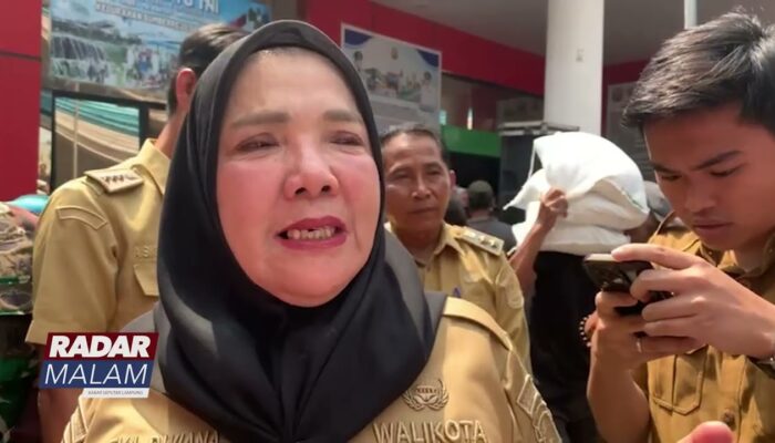 Wali Kota Eva Salurkan Bansos Beras Gratis
