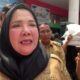 Wali Kota Eva Salurkan Bansos Beras Gratis
