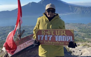 Rayakan Ulang Tahun ke-73, Nenek Ini Lakukan Ekspedisi Touring Motor dan Mendaki 4 Gunung di Indonesia