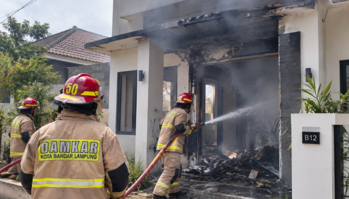 30 Petugas dan 6 Mobil Damkar Dikerahkan Padamkan Kebakaran Rumah di Sukarame