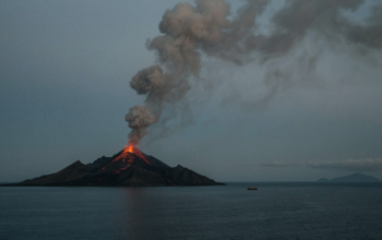 Anak Krakatau Erupsi Tiga Kali, Puluhan Gempa Vulkanik Terekam