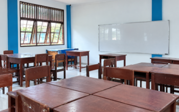 Dari Plafon Rusak ke Kelas Nyaman, Revitalisasi Rp1,1 Miliar Ubah SMP YPK Sion Jayapura