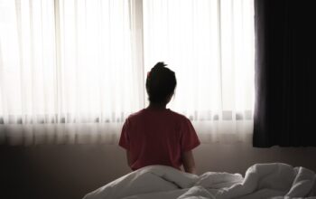 Suka Menyendiri? Kenali Perbedaan Me Time yang Sehat dan Isolasi Diri