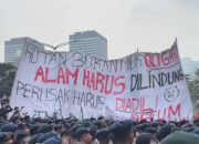 Situasi Demo di Bundaran HI Ricuh, Massa Masih Bertahan hingga Petang