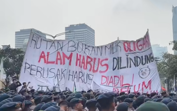 Situasi Demo di Bundaran HI Ricuh, Massa Masih Bertahan hingga Petang