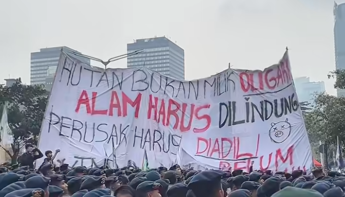 Situasi Demo di Bundaran HI Ricuh, Massa Masih Bertahan hingga Petang