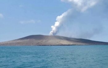 Gunung Anak Krakatau Kembali Keluarkan Abu Vulkanik, Status Siaga Masih Berlaku