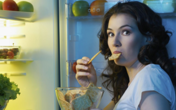 Bukan Cuma Kurang Tidur, Ini Alasan Begadang Bikin Perut Terasa Makin Lapar