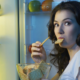 Bukan Cuma Kurang Tidur, Ini Alasan Begadang Bikin Perut Terasa Makin Lapar