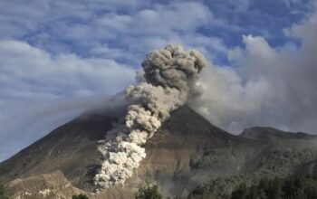 Gunung Ibu di Halmahera Barat Erupsi 5 Kali dalam Sehari, Warga Diimbau Waspada