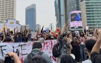 Salam Tiga Jari Kerap Muncul Saat Demonstrasi, Ini Makna di Baliknya