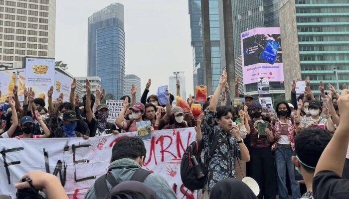 Salam Tiga Jari Kerap Muncul Saat Demonstrasi, Ini Makna di Baliknya