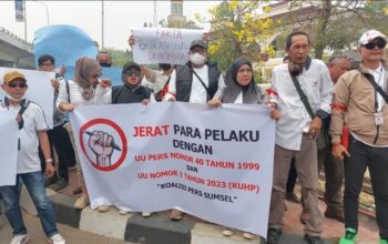 Ratusan Jurnalis Geruduk Mapolda Sumsel, Desak 3×24 Jam Pelaku Pengeroyokan Wartawan Ditangkap