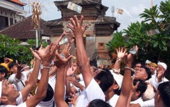 Mesuryak, Tradisi Unik di Bali untuk Mengantar Leluhur dengan Taburan Uang